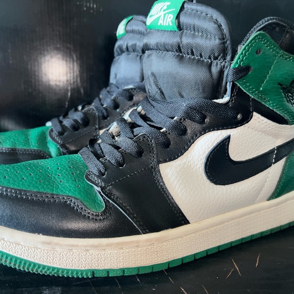 Nike Black and Green Athletic Shoes - Picture 1 of 5